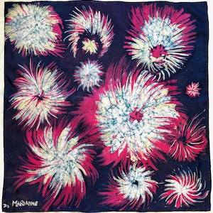 Puede incluir: Un pañuelo cuadrado azul marino con un llamativo diseño floral en rosa, blanco y amarillo. El patrón presenta múltiples formas estilizadas en forma de flor. El nombre "Marianne" está impreso en blanco en la esquina inferior izquierda.