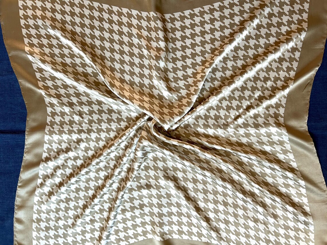 Vintage Aker Silk Scarf Houndstooth Geometric Beige Ivory Satin Hand Rolled Square Hijab, photo 3 sur 5