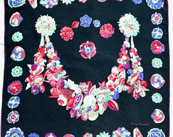Foulard en soie vintage Christian Fischbacher : bijoux floraux et coquillages, luxe suisse roulé à la main