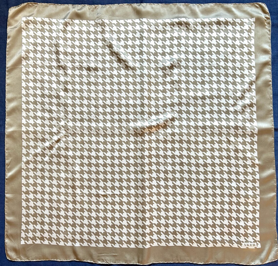 Vintage Aker Silk Scarf Houndstooth Geometric Beige Ivory Satin Hand Rolled Square Hijab, photo 1 sur 5