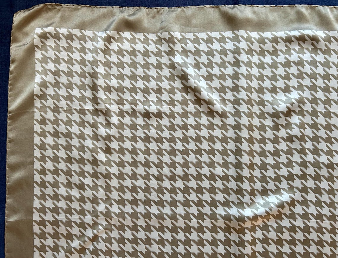 Vintage Aker Silk Scarf Houndstooth Geometric Beige Ivory Satin Hand Rolled Square Hijab, photo 2 sur 5