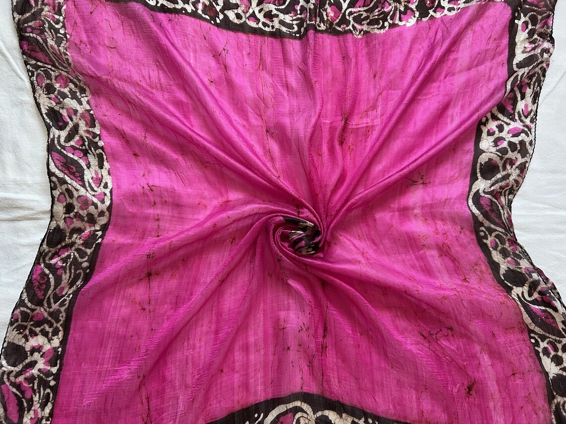 Vintage Indian Raw Silk Scarf Hand Painted Batik Paisley Magenta, foto 3 di 5