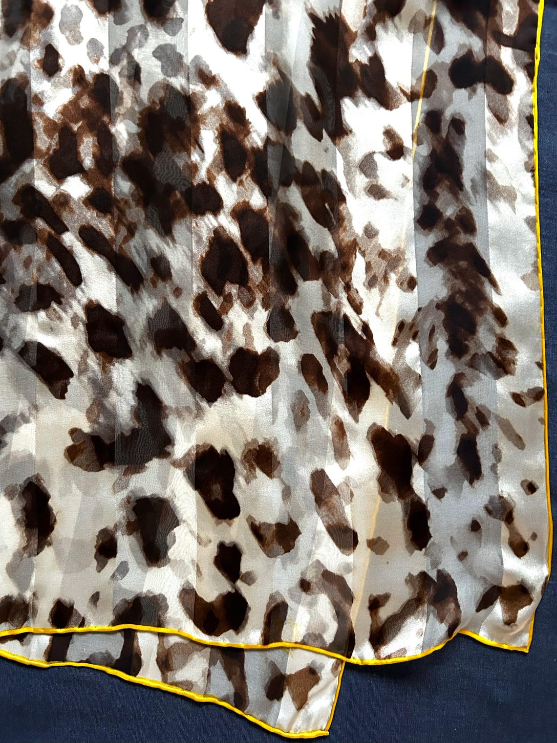 Vintage Fraas Silk Scarf Leopard Print, Hand Rolled, Sheer Chiffon Designer Animal Pattern, foto 3 de 5