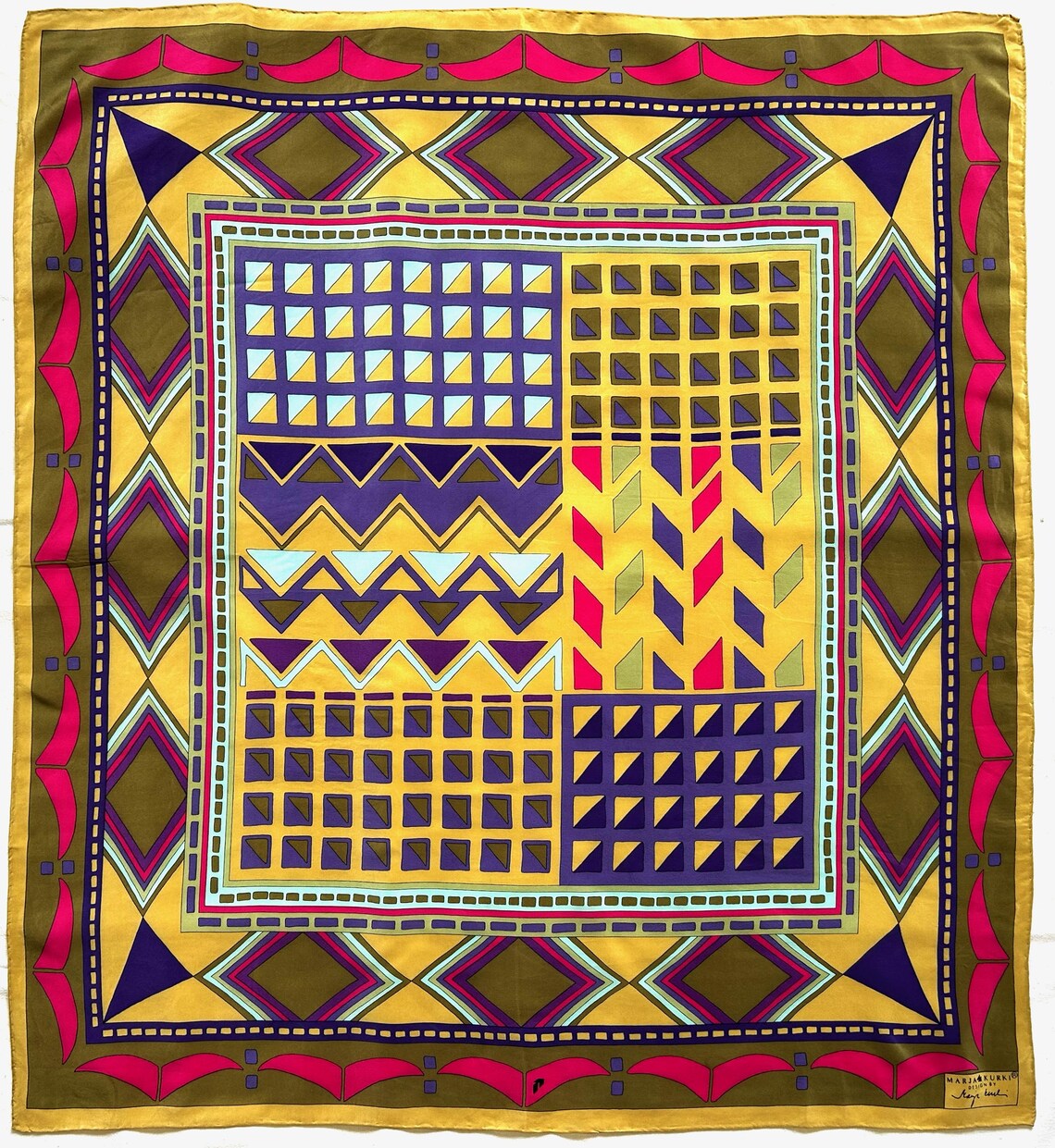Marja Kurki Vintage Silk Scarf Finland Nordic Modernist Geometric Pastel Hand Rolled Crepe de Chine, foto 1 di 5