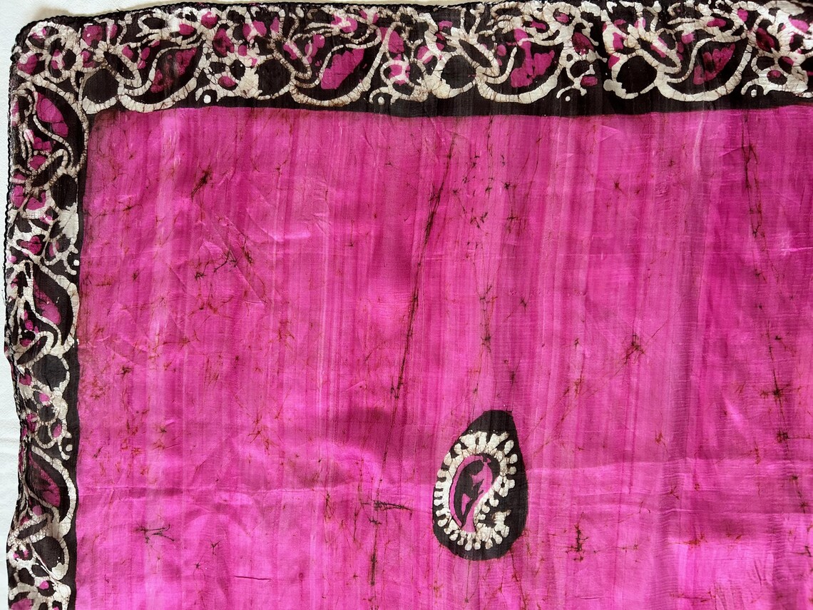 Vintage Indian Raw Silk Scarf Hand Painted Batik Paisley Magenta, foto 2 di 5