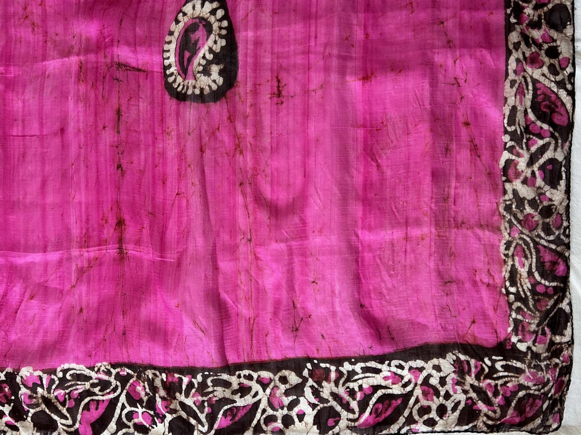 Vintage Indian Raw Silk Scarf Hand Painted Batik Paisley Magenta, foto 4 di 5