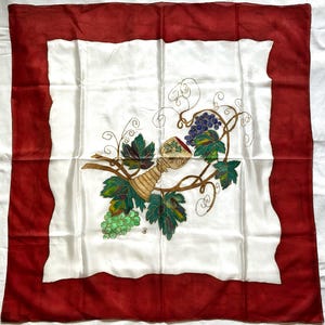 Ręcznie malowany szalik jedwabny: wzór kielicha do wina z motywem winorośli, sygnowany przez rzemieślnika, kolor czerwony, zielony, fioletowy, złoty