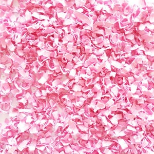 Puede incluir: Confetti de papel rosa, un gran relleno para cestas de regalo. El confeti est&aacute; hecho de papel triturado y es una excelente manera de agregar un toque de color y fantas&iacute;a a cualquier regalo.