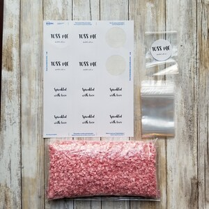 Puede incluir: Un conjunto de confeti para una boda o un evento especial. El confeti es rosa y viene en una bolsa de pl&aacute;stico transparente. La bolsa est&aacute; etiquetada con "Sprinkled with love". Tambi&eacute;n hay etiquetas que dicen "Toss Me" y est&aacute;n destinadas a ser adjuntas a las bolsas.