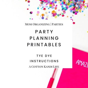 Op de afbeelding: Een witte kaart met de tekst "MOM ORGANIZING | PARTIES PARTY PLANNING PRINTABLES TYE DYE INSTRUCTIONS A COTTON KANDI LIFE" erop. Een roze notitieboekje met het woord "AMAZI" erop staat in de rechterbenedenhoek van de afbeelding. Een roze pen ligt op het notitieboekje.
