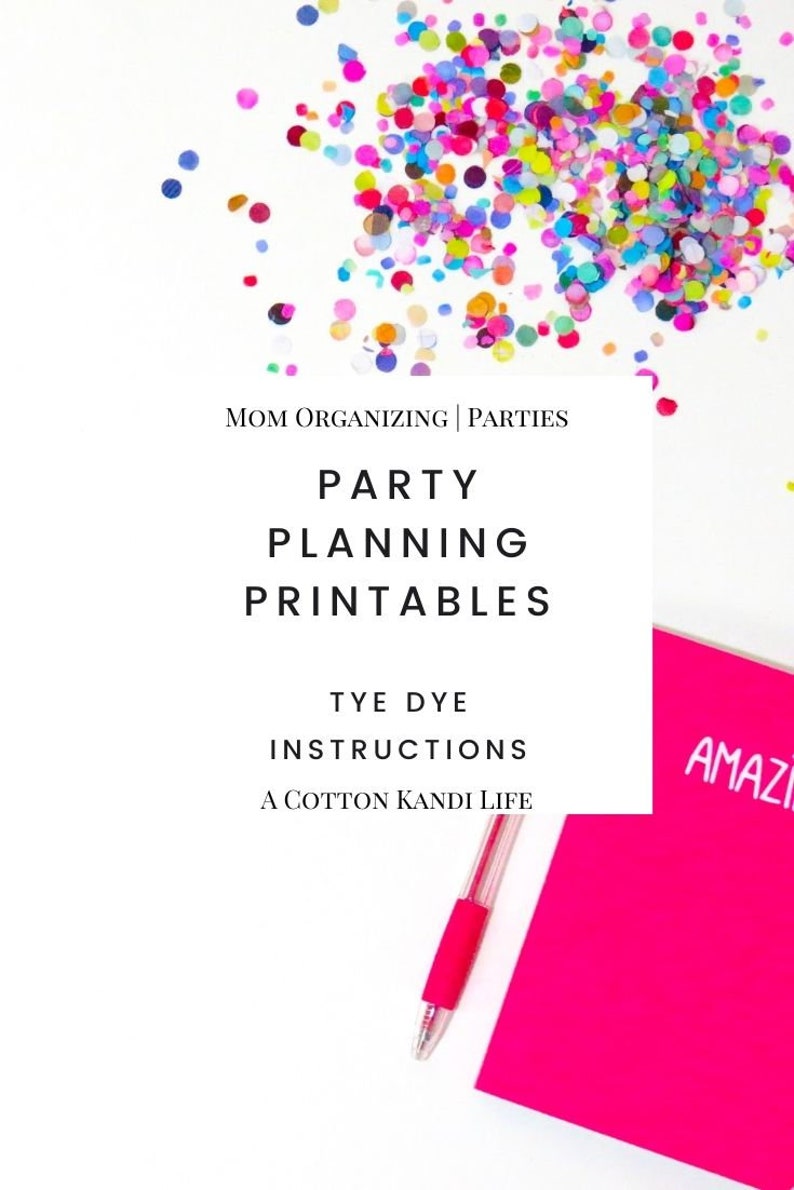 Op de afbeelding: Een witte kaart met de tekst "MOM ORGANIZING | PARTIES PARTY PLANNING PRINTABLES TYE DYE INSTRUCTIONS A COTTON KANDI LIFE" erop. Een roze notitieboekje met het woord "AMAZI" erop staat in de rechterbenedenhoek van de afbeelding. Een roze pen ligt op het notitieboekje.
