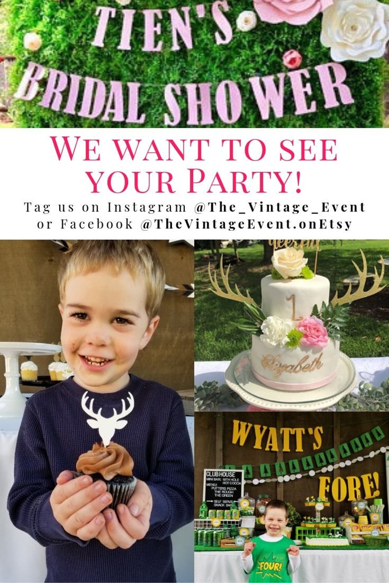 Op de afbeelding: Een collage van afbeeldingen van een feest met een bos-thema. De eerste afbeelding toont een jonge jongen die een chocolade cupcake vasthoudt met een witte hertentopper. De tweede afbeelding toont een witte taart met roze en groene bloemen en een gouden hertengewei-topper. De derde afbeelding toont een desserttafel met een groen-witte banner waarop "Wyatt's Fore!" staat en een jonge jongen die een groen shirt draagt met het woord "Four!" erop.