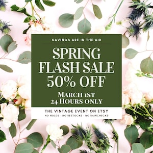 Op de afbeelding: Een groene en witte afbeelding met de tekst "Savings are in the air" en "Spring Flash Sale 50% Off" met de datum "March 1st" en de tekst "24 Hours Only". De afbeelding is omringd door witte bloemen en groene bladeren.
