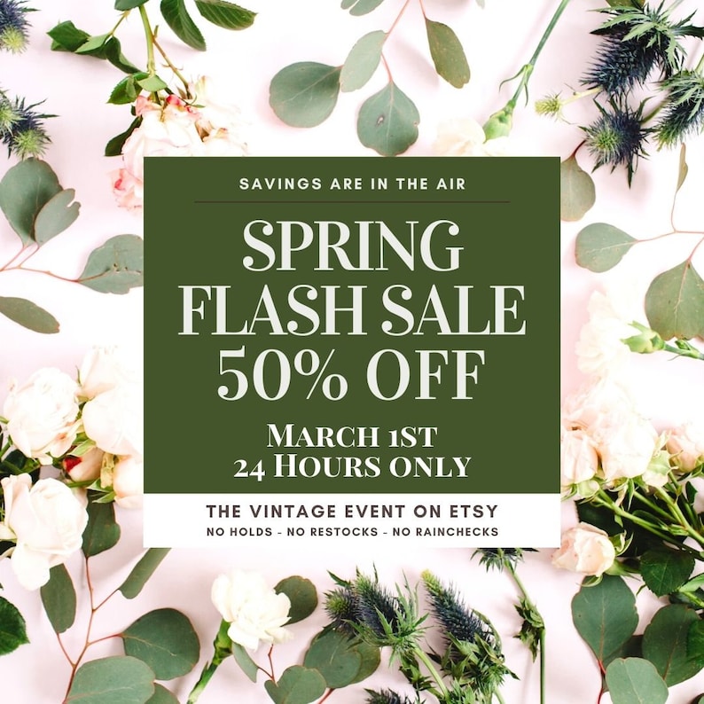 Op de afbeelding: Een groene en witte afbeelding met de tekst "Savings are in the air" en "Spring Flash Sale 50% Off" met de datum "March 1st" en de tekst "24 Hours Only". De afbeelding is omringd door witte bloemen en groene bladeren.