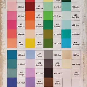 Op de afbeelding: Een kleurenkaart met voorbeelden van kartonpapier. De kaart is verdeeld in 4 rijen en 10 kolommen. Elk vierkant toont een andere kleur kartonpapier. De kleuren zijn gelabeld met nummers en namen. De kaart heeft de titel "Standaard Kartonkleuren" en bevat de tekst "Lees de beschrijving van de aanbieding voor meer speciale kleuren".