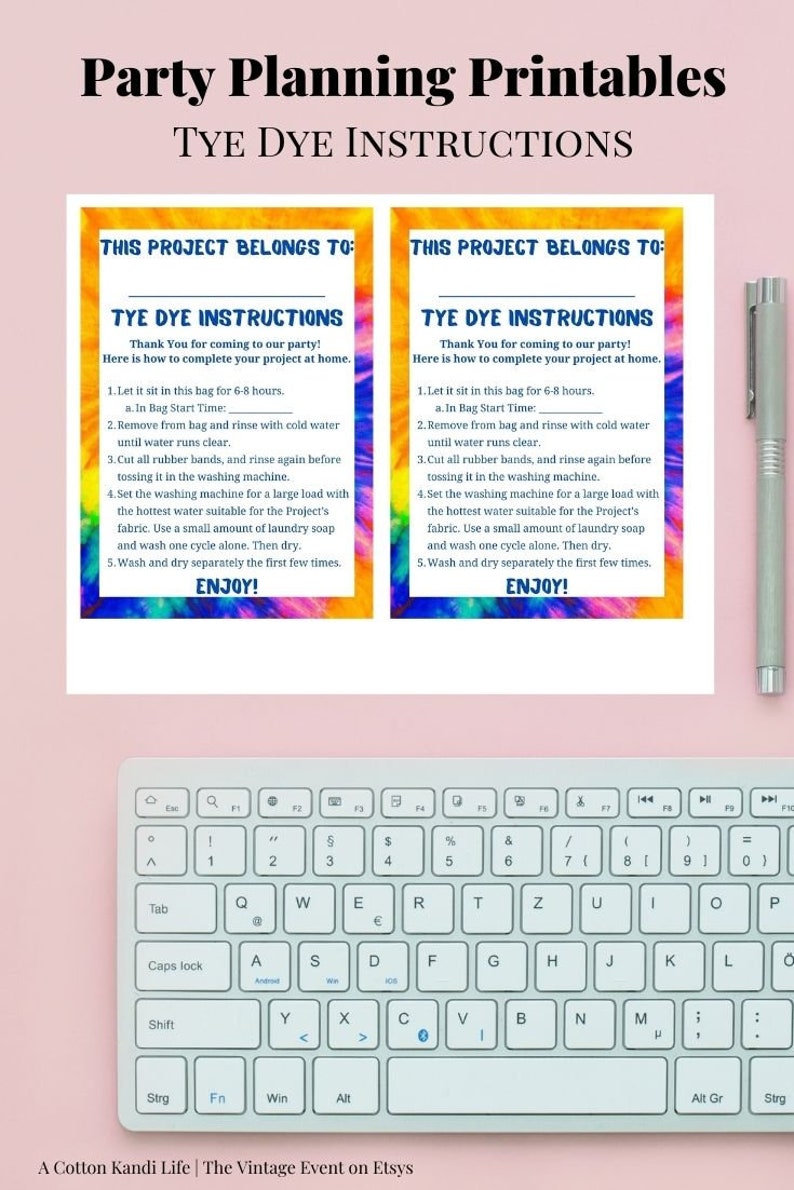 Op de afbeelding: Twee printbare instructiekaarten voor tie-dye projecten. De kaarten zijn versierd met een kleurrijk tie-dye patroon. De tekst op de kaarten luidt "Dit project behoort toe aan" en "Tie-dye instructies". De instructies omvatten het laten zitten van de stof in een zak voor 6-8 uur, spoelen met koud water, het afknippen van elastiekjes, wassen in een grote lading met heet water en apart drogen de eerste paar keer.