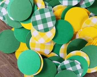 Puede incluir: Surtido de círculos de papel verde y amarillo. Algunos círculos son de color verde sólido, otros de color amarillo sólido y otros tienen un patrón de cuadros verdes y blancos.