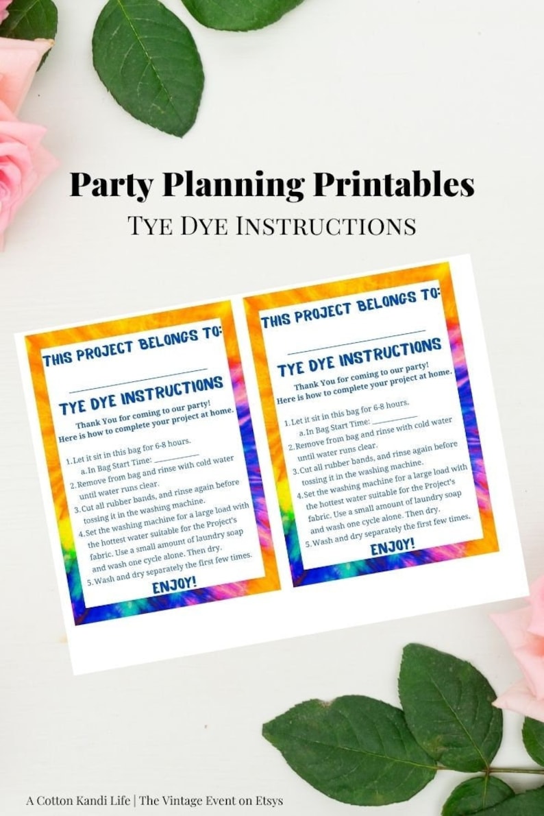 Op de afbeelding: Twee kleurrijke, printbare kaarten met tie-dye patronen. De kaarten hebben de tekst "Dit project behoort toe aan" en "Tie-dye instructies". De instructies omvatten de stappen voor het laten weken van de tie-dye, spoelen, wassen en drogen van de stof.