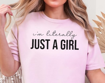 Camiseta Comfort Colors® "I'm Just a Girl" con divertido meme Y2K. Regalo para novia. Regalo para ella. Camiseta moderna extragrande. Ideas divertidas para regalos de cumpleaños.