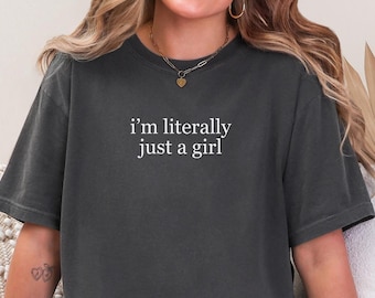 Camiseta Comfort Colors® "I'm Just a Girl" con divertido meme Y2K. Regalo para novia. Regalo para ella. Camiseta moderna extragrande. Ideas divertidas para regalos de cumpleaños.