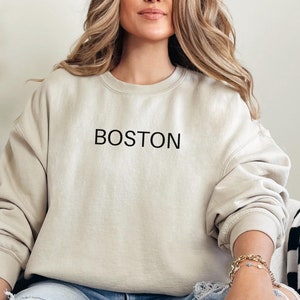 Minimalist Boston Massachusetts Sweatshirt, Boston Crewneck, Varsity Crewneck, Boston Shirt University Sweaters Aesthetic Trendy Boston Gift