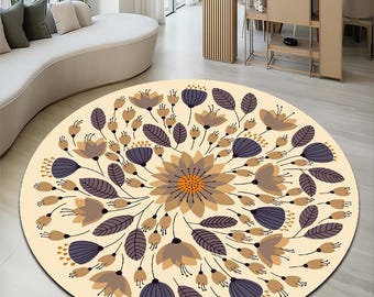 Puede incluir: Una alfombra redonda con un diseño floral. La alfombra presenta un fondo crema con una flor central en tonos marrones y naranjas. Alrededor de la flor central, hay flores y hojas estilizadas en marrón y morado.