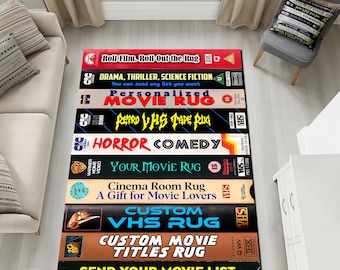 Dywan z nadrukiem na okładce kasety VHS, dywan z napisami filmowymi, dywan z retro kasetą VHS, nostalgiczna mata na grzbiet filmu, dywan do kina domowego, wystrój filmowy z lat 80. i 90.