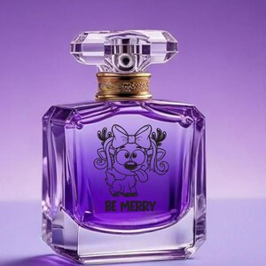 Op de afbeelding: Een paarse parfumfles met een heldere, facetgeslepen dop en goudkleurige accenten. De fles heeft een cartoon hondengrafiek met de woorden "BE MERRY" in het zwart. De achtergrond is een paarse gradi&euml;nt.