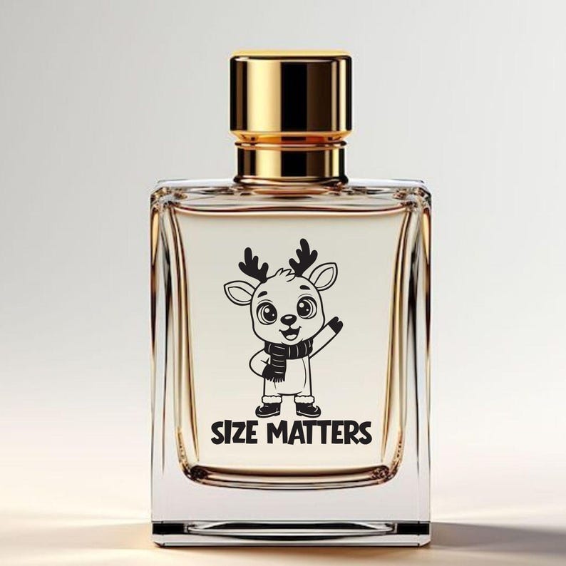 Op de afbeelding: Een heldere, rechthoekige parfumfles met een gouden dop. De fles heeft een zwart-witte cartoon hert afbeelding met een sjaal, met de tekst "SIZE MATTERS" eronder. De parfumfles heeft een lichtgekleurde vloeistof.