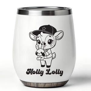 Op de afbeelding: Witte, stamloze wijnbeker met een zwart-wit cartoon hertje met een baseballpet en een konijn. De beker heeft een zilveren rand en een houten basis. De tekst "Holly Lolly" is op de beker gedrukt.