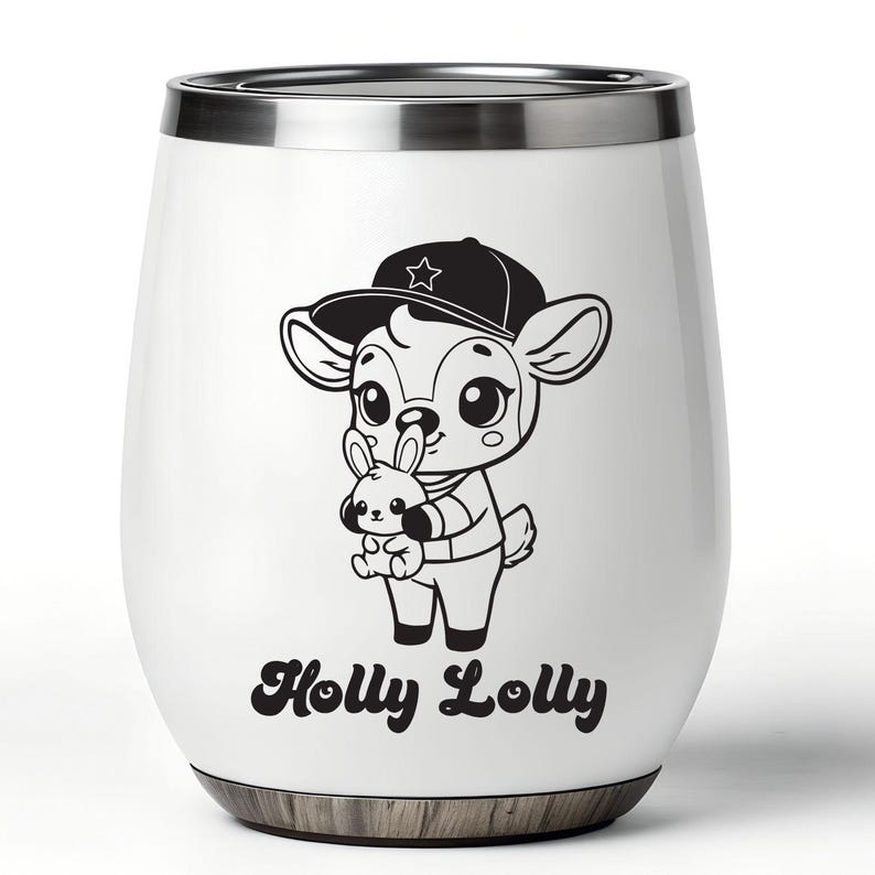 Op de afbeelding: Witte, stamloze wijnbeker met een zwart-wit cartoon hertje met een baseballpet en een konijn. De beker heeft een zilveren rand en een houten basis. De tekst "Holly Lolly" is op de beker gedrukt.