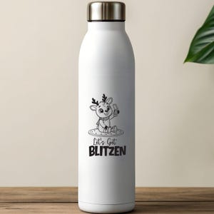 Op de afbeelding: Witte ge&iuml;soleerde waterfles met een zilveren deksel. De fles heeft een zwart-wit cartoon illustratie van een rendier dat een selfie maakt, met de tekst "Let's Get Blitzen" eronder. De fles staat op een houten oppervlak.