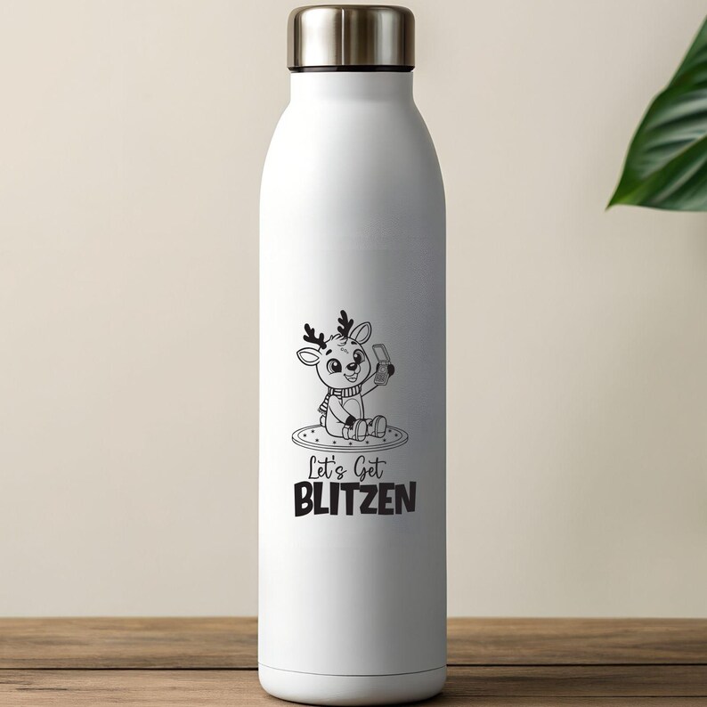 Op de afbeelding: Witte ge&iuml;soleerde waterfles met een zilveren deksel. De fles heeft een zwart-wit cartoon illustratie van een rendier dat een selfie maakt, met de tekst "Let's Get Blitzen" eronder. De fles staat op een houten oppervlak.