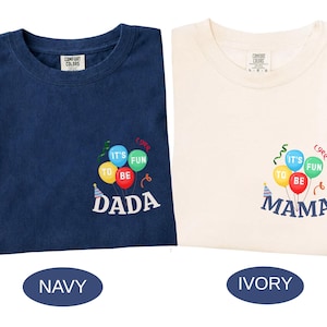 Pu&ograve; includere: Una t-shirt blu navy e una t-shirt color avorio, entrambe con una grafica di palloncini colorati con il testo "IT'S FUN TO BE" e "DADA" o "MAMA" stampato sotto. Entrambe le magliette hanno un girocollo e un'etichetta Comfort Colors.