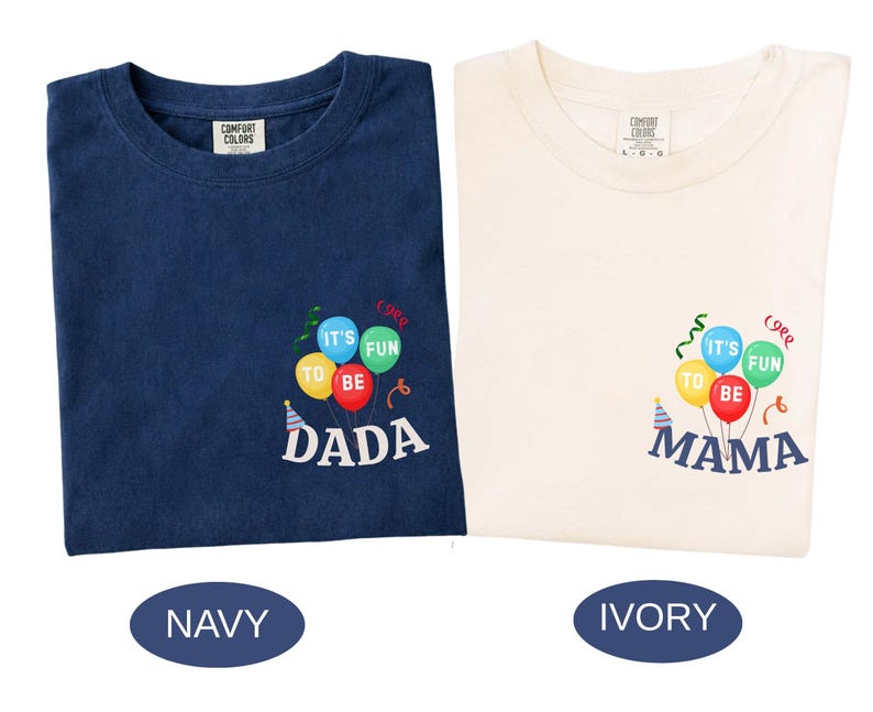 Pu&ograve; includere: Una t-shirt blu navy e una t-shirt color avorio, entrambe con una grafica di palloncini colorati con il testo "IT'S FUN TO BE" e "DADA" o "MAMA" stampato sotto. Entrambe le magliette hanno un girocollo e un'etichetta Comfort Colors.