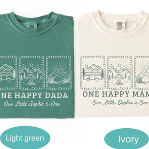 Pu&ograve; includere: Due magliette, una verde chiaro e una avorio, con un design a tema campeggio. Ogni maglietta presenta tre illustrazioni incorniciate di un camper, una tenda e montagne. Il testo sulle magliette recita "ONE HAPPY DADA" e "ONE HAPPY MAMA".