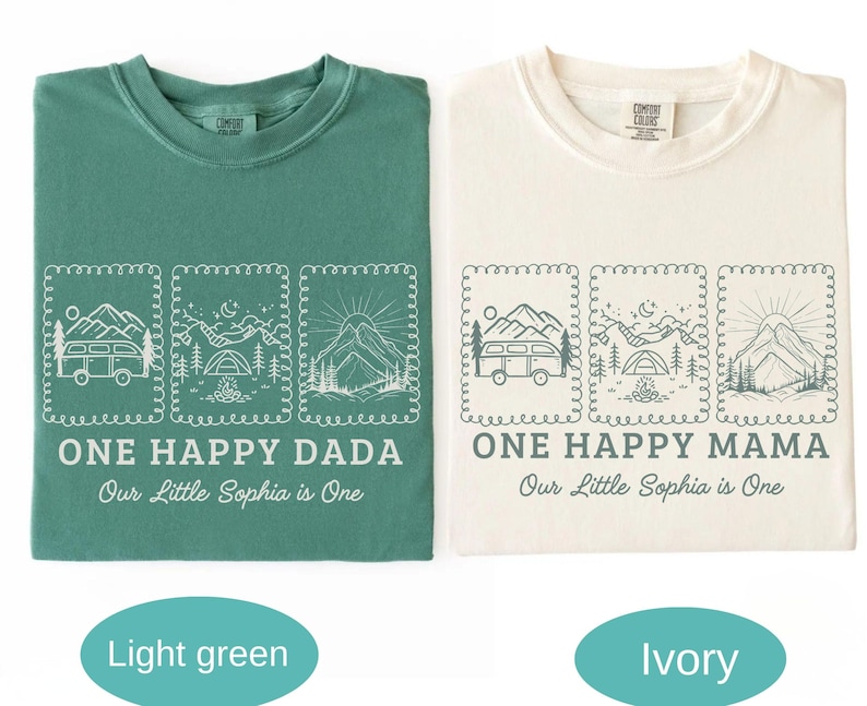 Pu&ograve; includere: Due magliette, una verde chiaro e una avorio, con un design a tema campeggio. Ogni maglietta presenta tre illustrazioni incorniciate di un camper, una tenda e montagne. Il testo sulle magliette recita "ONE HAPPY DADA" e "ONE HAPPY MAMA".