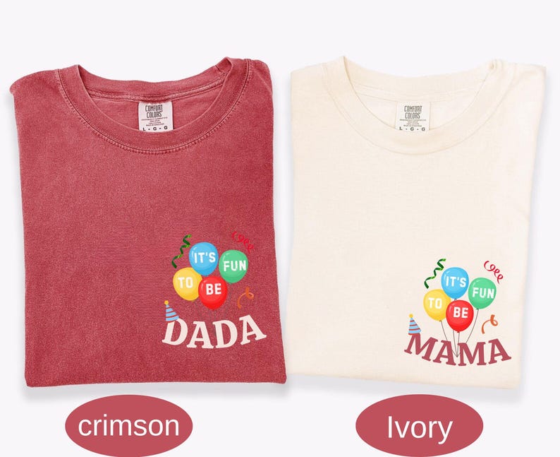 Pu&ograve; includere: Una t-shirt color cremisi e una color avorio, entrambe con una grafica di palloncini colorati con il testo 'IT'S FUN TO BE' e 'DADA' o 'MAMA' stampato sotto. Le magliette hanno un girocollo e un'etichetta del marchio Comfort Colors.
