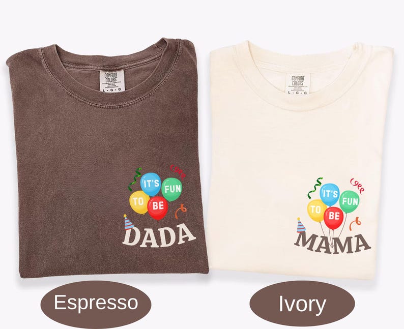 Pu&ograve; includere: Una t-shirt marrone espresso e una t-shirt color avorio, entrambe con una grafica di palloncini colorati con il testo IT'S FUN TO BE DADA sulla maglia marrone e IT'S FUN TO BE MAMA su quella avorio, con cappellini da festa e stelle filanti.