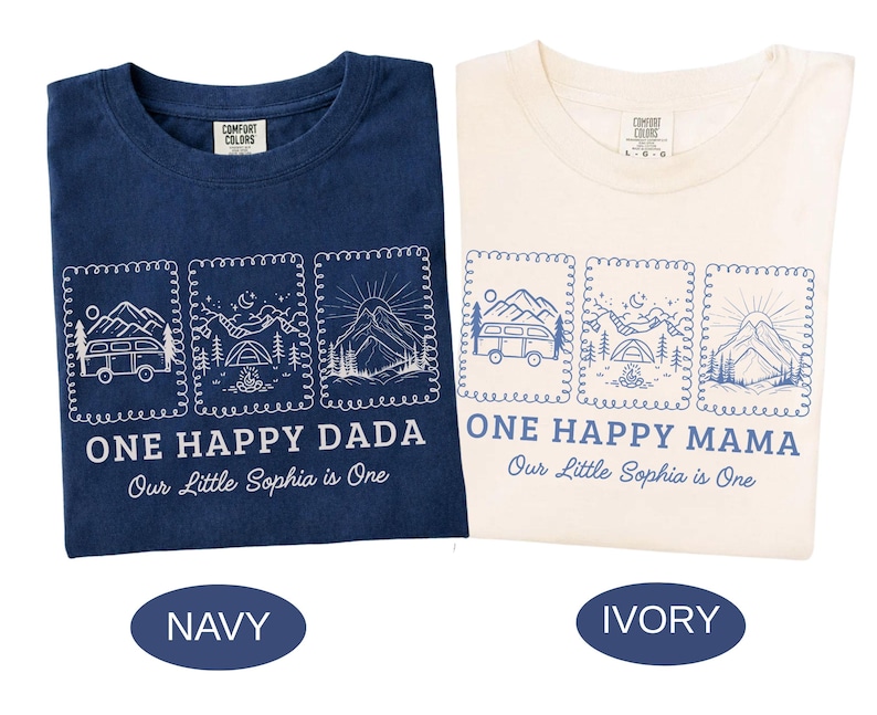 Pu&ograve; includere: Due magliette, una blu navy e una color avorio, con disegni a tema campeggio abbinati. Ognuna presenta tre illustrazioni incorniciate e il testo "ONE HAPPY DADA" o "ONE HAPPY MAMA". &Egrave; presente anche il testo "Our Little Sophia is One".