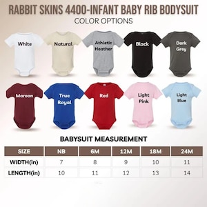 Pu&ograve; includere: Body per neonati Rabbit Skins 4400 in dieci colori: bianco, naturale, grigio melange, nero, grigio scuro, bordeaux, blu reale, rosso, rosa chiaro e azzurro. Una tabella mostra larghezza e lunghezza in pollici per le taglie da NB a 24M.