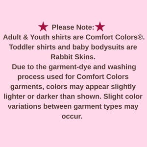 Pu&ograve; includere: Un grafico informativo rosa chiaro con testo bordeaux scuro che recita: Please Note: Adult & Youth shirts are Comfort Colors. Toddler shirts and baby bodysuits are Rabbit Skins. A causa del processo di tintura, i colori possono variare leggermente.