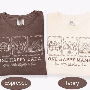 Pu&ograve; includere: Un cartello in legno fatto a mano con la scritta "Welcome" in un carattere giocoso. Il cartello presenta uno sfondo bianco invecchiato e una cornice marrone scuro, perfetto per una porta d'ingresso o un ingresso.