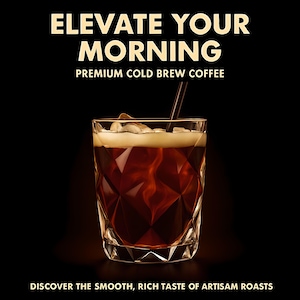 Op de afbeelding: Een glas cold brew koffie met ijs en een rietje. Het glas heeft een geometrisch ontwerp. De tekst "ELEVATE YOUR MORNING PREMIUM COLD BREW COFFEE" staat bovenaan. De tekst "DISCOVER THE SMOOTH, RICH TASTE OF ARTISAN ROASTS" staat onderaan.