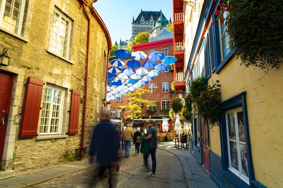 Vieux Quebec a lautomne avec parapluies photographie de Quebec art de la ville de Quebec impression de voyage Vieux Quebec art du Canada Etsy France