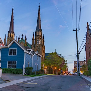 Downtown Charlottetown mit St. Dunstan es Basilica Parish, ein PEI Print, Prince Edward Island Wandkunst, Fotografie