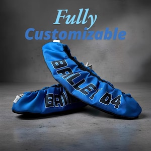 Puede incluir: Un par de cubrezapatos de tela azul brillante con aberturas elásticas. El texto "BALLEY 04" está impreso en letras negras en negrita en el lateral de cada cubrezapatos. Sobre ellos, el texto "Fully Customizable" aparece en azul claro.