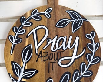 Tabla de cortar pintada a mano con la frase "Ora por ello" de Christian Pray About It.