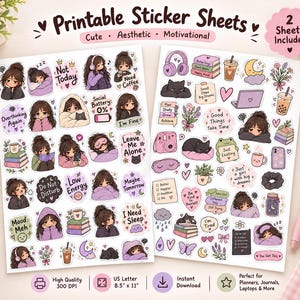 Op de afbeelding: Twee printbare stickervellen met diverse illustraties van een persoon met bruin haar, katten, boeken, koffie en motiverende teksten zoals Not Today, Social Battery 0% en Good Things Take Time in een zacht paars en roze kleurenpalet.
