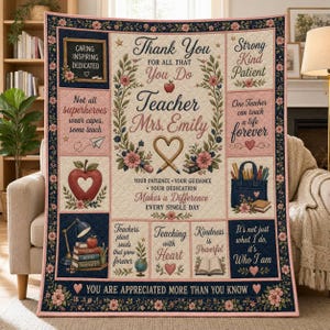 Puede incluir: Una colcha rectangular con un centro color crema, bordes florales y contornos azul marino. Muestra texto en honor a una maestra llamada Mrs. Emily, junto con ilustraciones de manzanas, lápices, libros, un globo terráqueo y una lámpara.
